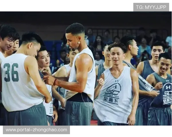 安赛龙自创品牌VA办签名会，球迷顶烈日支持