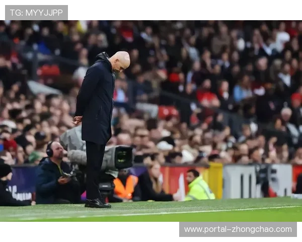 终场时刻，曼联球员低头离场神情落寞